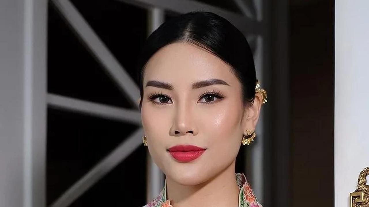 Angela Tanoesoedibjo mengunggah momen keseruannya bersama warga Kampung Lontong dan Chef Arnold di media sosial miliknya.