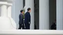 Di dalam Istana Merdeka, Jokowi dan Yoon Suk Yeol serta para delegasi kedua negara melakukan pertemuan bilateral. (AP Photo/Achmad Ibrahim)