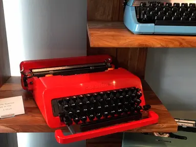 Penampakan mesin ketik vintage yang dijual di Gramercy Typewriter Co di New York, Amerika Serikat, 28 Juni 2019. Bisnis mesin ketik saat ini kembali booming. (Katherine Roth via AP)