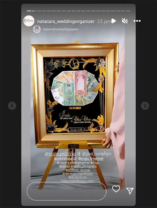 Kabar pernikahan anak aktris ini mengejutkan banyak penggemar. Pasalnya, keduanya jarang mengungkapkan rencana pernikahan putrinya. Uang ditata rapi dalam bingkai sebagai maskawin Jodi mempersunting anak Chacha. [Instagram/@natacara_weddingorganizer]