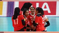 Pemain Timnas Bola Voli Putri Indonesia, Mediol Stiovanny Yoku (tengah) melakukan selebrasi bersama rekan-rekannya seteleah mencetak poin saat laga Grup A Bola Voli Putri SEA Games 2023 melawan Timnas Bola Voli Putri Thailand di Olympic Complex Indoor Main Hall, Phnom Penh, Kamboja, Selasa (09/05/2023). (Bola.com/Abdul Aziz)
