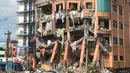 Kondisi Hotel Eva setelah gempa bumi kuat melanda kota Kidapawan di provinsi Cotabato utara, Kamis (31/10/2019). Gempa bumi kembali mengguncang Filipina selatan, kali ini bermagnitudo 6,5 dan merupakan gempa kuat ketiga dalam bulan ini yang berpotensi menimbulkan kerusakan. (AP/Williamor Magbanua)