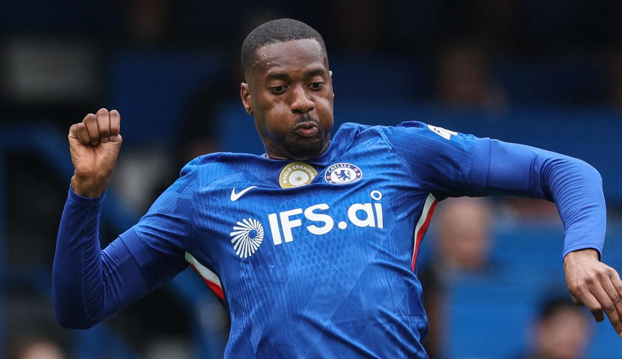 Tosin Adarabioyo tidak mampu memberikan rasa aman di lini belakang sejak awal laga. Ia tampil buruk di babak pertama dan harus diganti lebih cepat dari yang diharapkan. (AFP/Adrian Dennis)