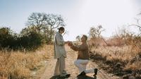 Potret Darma Mangkuluhur dan Patricia Schuldtz saat lamaran di Afrika Selatan. (dok. Instagram @pschuldtz/https://www.instagram.com/p/DNMy_TWz4Md/?img_index=2/Sabrina Aulia Putri)