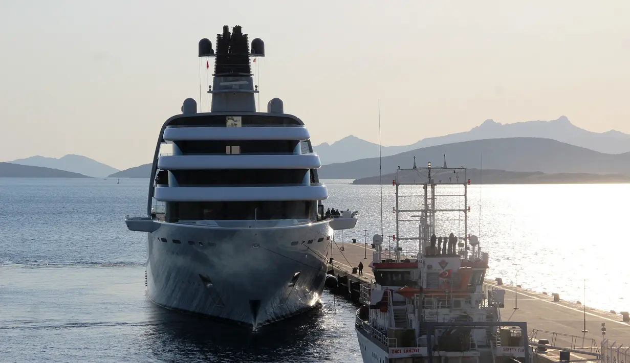 Kapal pesiar mewah berbendera Bermuda "My Solaris" milik oligarki Rusia Roman Abramovich berlabuh di Aegea, Distrik Bodrum, Mugla, Turki, 21 Maret 2022. Roman Abramovich didiskualifikasi sebagai Direktur Chelsea oleh Dewan Liga Inggris setelah invasi Rusia ke Ukraina. (IHLAS NEWS AGENCY/AFP)