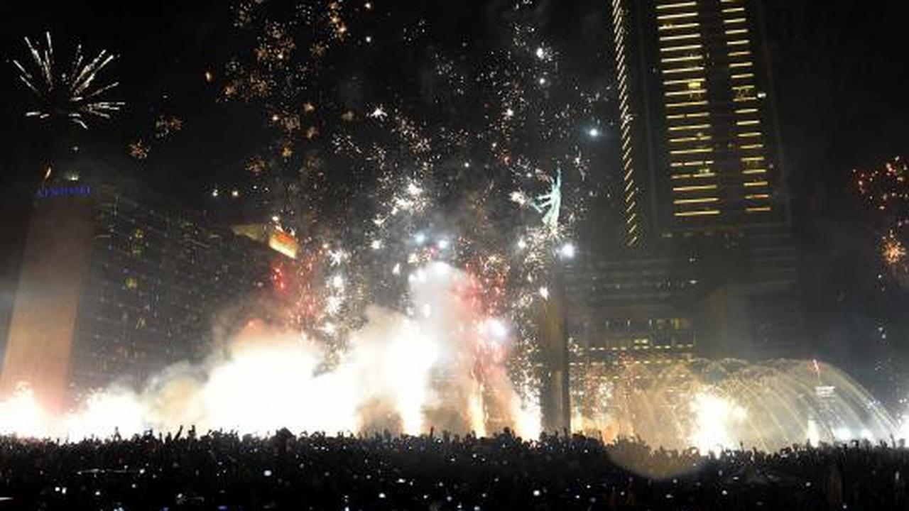 Pesta kembang api sambut tahun baru 2013 di Bundaran HI