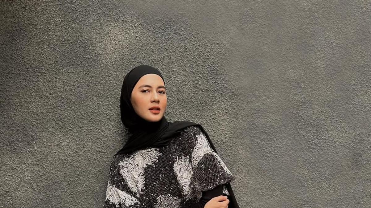Tampil Memesona di Setiap Kesempatan, Intip Signature Look Paula Verhoeven