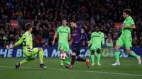 Striker Barcelona, Lionel Messi berusaha mencetak gol ke gawang Levante pada leg kedua babak 16 besar Copa del Rey di Stadion Camp Nou, Kamis (17/1). Barcelona lolos ke perempat final Copa Del Rey usai menang 3-0 atas Levante. (AP/Manu Fernandez)