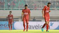 Pemain PSM Makassar, Hamka Hamzah (tengah) saat melawan PS TNI di Stadion Pakansari, Bogor (15/5/2017). (Bola.com/Nicklas Hanoatubun)
