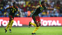 Striker Kamerun, Benjamin Moukandjo, merayakan gol yang dicetaknya ke gawang Burkina Faso. Kamerun sempat unggul 1-0 pada menit ke-35 setelah Moukandjo membobol gawang Burkina Faso. (AFP/Gabriel Bouys)