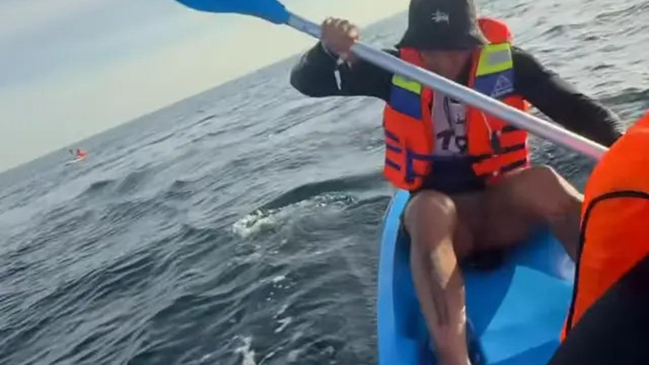7 Aksi Jennifer Bachdim Canoeing dari Sanur ke Nusa Dua, Dayung 14 Km di Laut