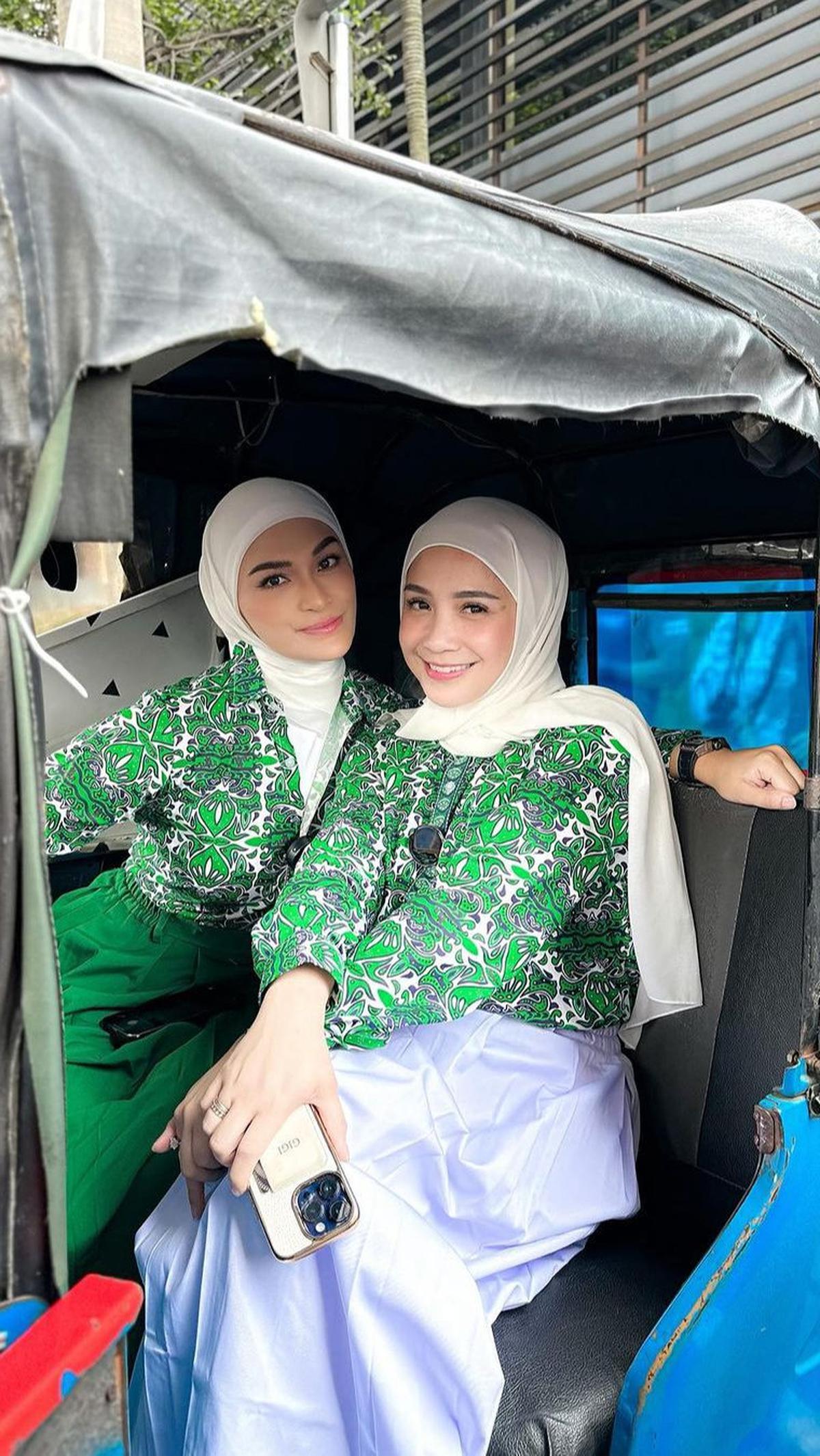 Selain ke sekolah, Nagita dan Putri juga bernostalgia naik bajaj.&nbsp;