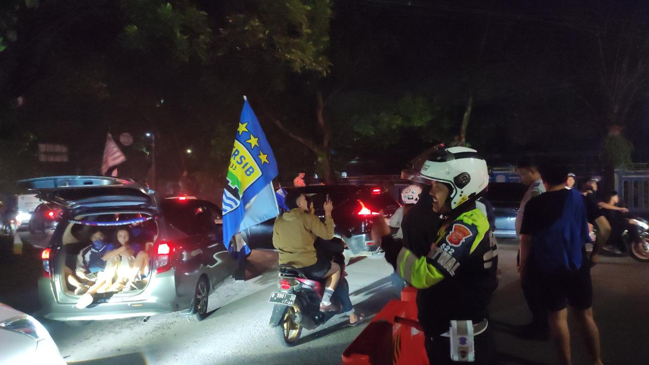 Aksi Hormat Bobotoh Dibalas Senyum Polisi, Suasana Bandung Hangat