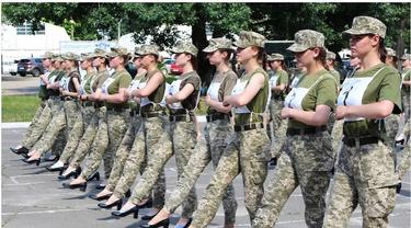 Tentara perempuan di Ukraina sedang berlatih untuk parade merayakan kemerdekaan bulan depan.(AFP/Ukrainian Defence Ministry)