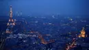 Pemandangan kota Paris terlihat dari gedung pencakar langit "The Tour Montparnasse", Senin (8/1). Saat musim gugur tiba, langit cerah kota Paris membantu wisatawan untuk dapat melihat keindahan kota penuh cinta ini. (CHRISTOPHE SIMON/AFP)