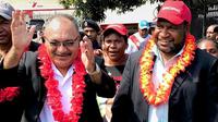 Perdana Menteri terpilih, James Marape bersama Peter O'Neill (AFP)