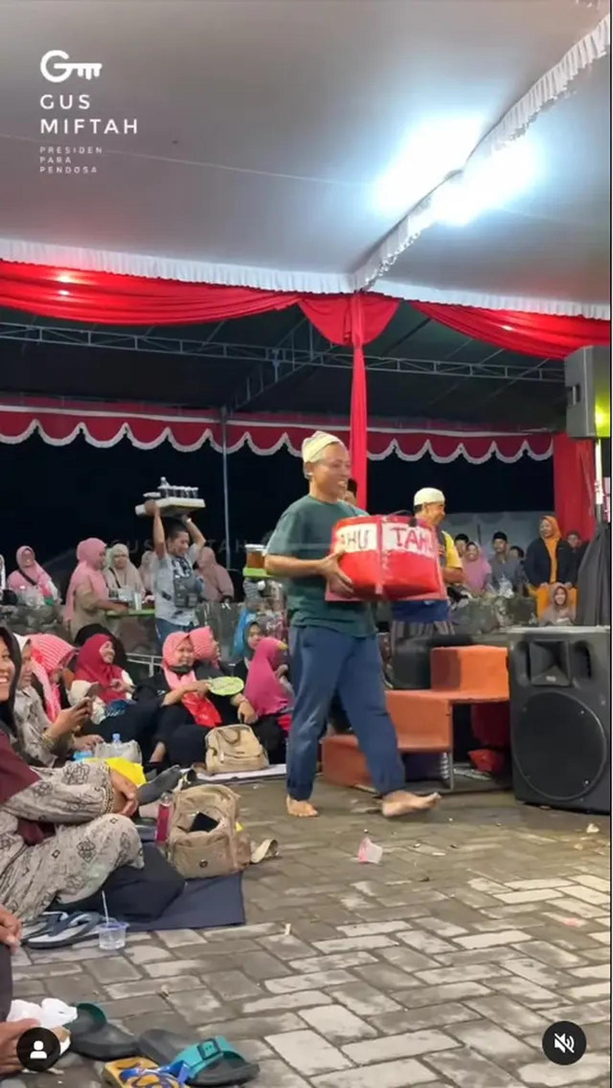 6 Potret Gus Miftah Beli Jajanan Kaki Lima, Disebut Netizen Hanya Pencitraan