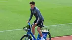 Penyerang Jerman, Kai Havertz tiba dengan sepeda sebelum sesi latihan menjelang  EURO 2020 di World of Sports Campus di Herzogenaurac (11/6/2021). Pada pertemuan pertama, Jerman akan bertemu Prancis pada grup F di Allianz Arena, Rabu (16/6). (AFP/Christof Stache)