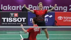 Kevin Sanjaya dan Marcus Gideon menyumbangkan baju dan raket yang dipakainya saat mendapat emas Asian Games untuk korban Gempa Lombok.