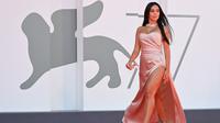 Model dan aktris Argentina-Spanyol Georgina Rodriguez tiba untuk pemutaran film "The Human Voice" pada hari kedua Festival Film Venesia ke-77 di Venice Lido (3/9/2020). Pacar Cristiano Ronaldo ini tampil cantik dengan gaun berwarna pink. (AFP/Alberto Pizzoli)
