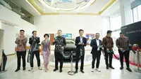 Lepas Resmikan Dealer Ketiga di Bekasi, Tersedia Pengisian Baterai Ultra Fast Charging