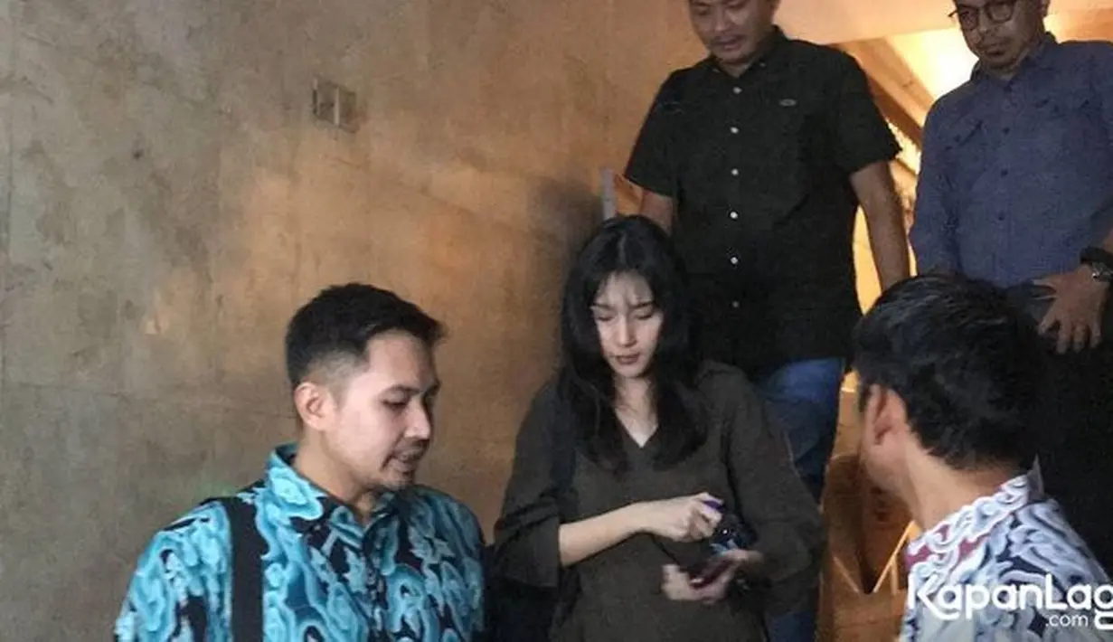 "Tadi waktu diperiksa berderet, paling kanan Agung (kuasa hukum Tenri), tengah Tenri, kiri Virgoun," kata Adrian Dwi Putra, kuasa hukum Tenri usai menjalani BAP di lansir dari Kapanlagi. [Foto: KapanLagi.com/Dadan Eka Permana]