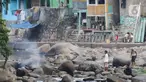 Warga berjalan di Sungai Ciliwung yang menyusut airnya di kawasan Pulo Geulis Kota Bogor, Jawa Barat, Kamis (12/10/2023). (Liputan6.com/Herman Zakharia)