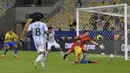 Pada awal babak kedua, Brasil menggebrak pertahanan Argentina. Richarlison berhasil membobol gawang Emiliano Martinez pada menit ke-52. Namun wasit menganulir gol ini setelah Richarlison dinilai dalam posisi offside. (Foto: AFP/Nelson Almeida)