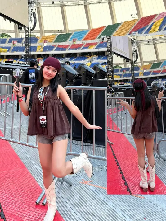 Sementara itu, Bilqis kenakan sleeveless cokelat tua dengan short dan headcap. Sepatu boots putih kulit jadi sentuhan kontras untuk OOTD konsernya [@ayutingting92]