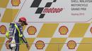 Pembalap MotoGP asal Italia Valentino Rossi berjalan tertunduk saat menuju podium Malaysian Motorcycling Grand Prix diSepang International Circuit, Malaysia, Minggu (25/10/2015.  (EPA / Fazry Ismail)