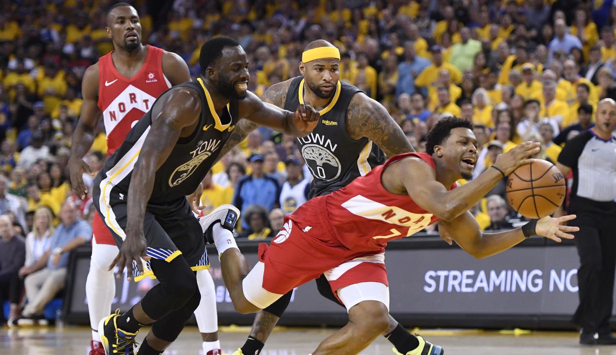 Kyle Lowry (kanan) point-guard andalan Toronto berhasil meraih double double dengan mencetak 26 poin dan 10 assist. (Frank Gunn/The Canadian Press via AP)