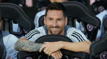 Pemain Inter Miami Lionel Messi tersenyum sebelum pertandingan sepak bola Piala Liga melawan Cruz Azul di Fort Lauderdale, Florida, Amerika Serikat, 21 Juli 2023. (AP Photo/Lynne Sladky)