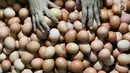 Pedagang merapihkan telur ayam di pasar tradisional Jakarta, Kamis (6/12). Harga telur ayam ras di pasar tradisional di DKI Jakarta mengalami tren kenaikan sejak bulan lalu. (Liputan6.com/Immanuel Antonius)