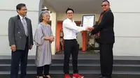 Feri Sulianta (kedua kanan) tengah menerima Rekor MURI di Universitas Widyatama, Bandung, Senin (5/9/2016) sebagai penulis Buku TIK terbanyak di Indonesia.