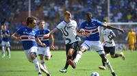 Nicolo Barella mencoba berebut bola dari pemain Sampdoria saat melawan Inter Milan di lanjutan Liga Italia (AFP)