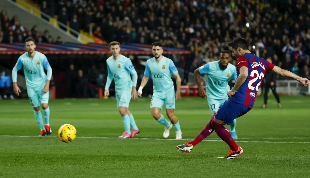 Gelandang Barcelona, Ilkay Gundogan melepaskan tendangan penalti yang masih dapat ditepis kiper Mallorca, Predrag Rajkovic pada laga pekan ke-28 LaLiga 2023/2024 yang berlangsung di Olimpic Lluis Companys Stadium, Barcelona, Sabtu (9/3/2024) dini hari WIB. (AP Photo/Joan Monfort)