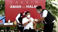 Mengenakan atasan putih lengan pendek dan alat pelindung diri masker serta faceshield, Budi Gunadi Sadikin menerima suntikan vaksin COVID-19 Sinovac tahap pertama sekitar pukul 10.10 WIB. (Foto: Tangkapan Layar Yourube Setpres RI)