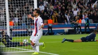 Bek Paris Saint-Germain (PSG), Juan Bernat berselebrasi setelah Thomas Meunier mencetak gol ketiga untuk timnya, ke gawang Real Madrid pada laga Grup A Liga Champions di Parc des Princes, Rabu (18/9/2019). PSG berhasil menaklukkan tamunya Real Madrid 3-0. (AP Photo/Michel Euler)