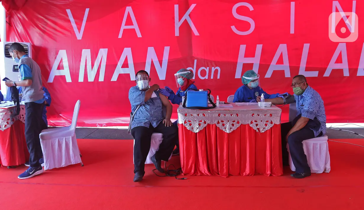 Pelaku transportasi saat menerima vaksinasi COVID-19 Ndi Terminal Kampung Rambutan, Jakarta, Kamis (10/6/2021). Vaksinasi massal ini untuk 1.000 orang yang terdiri dari para supir bus, kernet, pedagang usaha kecil dan mikro di Terminal Kampung Rambutan. (Liputan6.com/Herman Zakharia)