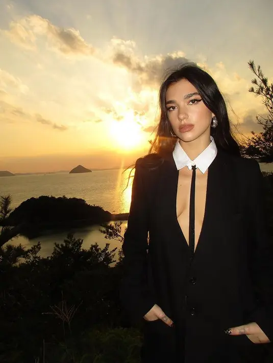 Berkunjung ke Naoshima, Dua Lipa tampil eklektik dengan outfit serba hitam. [instagram/dualipa]