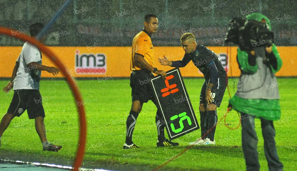 Striker Arema Cronus, Cristian Gonzales, meminta bantuan medis setelah merasa sakit di dada usai disikut oleh pemain Persiba Balikpapan, Ledi Utomo, dalam laga Torabika Soccer Championship 2016 di Stadion Kanjuruhan, Malang, Minggu (1/5/2016). (Bola.com/I