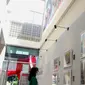 Pengunjung menyaksikan karya lukis yang bertajuk 'Membangun Harmoni' di Museum Basoeki Abdullah, Jakarta, Sabtu (18/12/2021). 'Membangun Harmoni' tersebut merupakan hasil karya lomba dari pelajar di tingkat SD, SMP, hingga SMA. (Liputan6.com/Herman Zakharia)