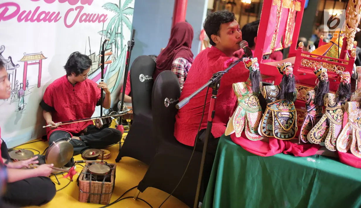 Seorang dalang memainkan wayang potehi di salah satu mall di Jakarta, Jumat (1/2). Pementasan wayang potehi  sebagai upaya untuk memperkenalkan kebudayaan Tionghoa kepada pengunjung mal. (Liputan6.com/Faizal Fanani)