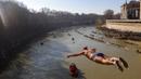 Walter Schirra dari Italia melompat ke Sungai Tiber dari Jembatan Cavour setinggi 18 meter (59 kaki) untuk merayakan Tahun Baru di Roma, 1 Januari 2022. (AP Photo/Riccardo De Luca)