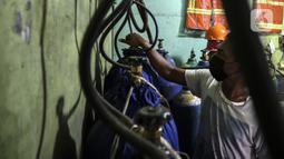 Pekerja memeriksa tabung oksigen di agen isi ulang oksigen Tiga Saudara kawasan Joglo Raya, Jakarta Barat, Kamis (17/6/2021). Permintaan oksigen untuk kebutuhan medis rumahan masih belum ada lonjakan dibandingkan Desember-Januari kemarin. (Liputan6.com/Johan Tallo)