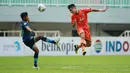 Pemain Persiraja Banda Aceh, Supriadi (kanan) menyundul bola saat melawan Persela Lamongan dalam laga pekan ke-5 BRI Liga 1 2021/2022 di Stadion Pakansari, Bogor, Selasa (28/9/2021). Persiraja kalah 0-1. (Bola.com/ M Iqbal Ichsan)