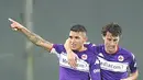 Pemain Fiorentina Lucas Torreira (kiri) merayakan bersama rekan setimnya usai mencetak gol ke gawang Genoa pada pertandingan Liga Italia di Stadion Artemio Franchi, Firenze, Italia, 17 Januari 2022. Fiorentina menang 6-0. (Tano Pecoraro/LaPresse via AP)