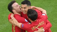Penyerang Portugal, Cristiano Ronaldo (tengah), merayakan gol pertama mereka bersama penyerang Portugal, Diogo Jota (kiri), dan gelandang Portugal, Bernardo Silva (kanan), selama pertandingan Grup F UEFA EURO 2020 antara Portugal dan Jerman di Allianz Arena di Munich pada 19 Juni 2021. (Matthias Hangst/POOL/AFP)