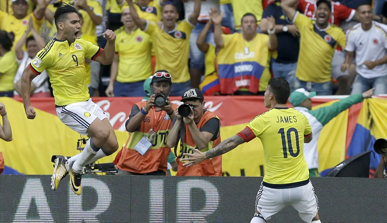  Radamel Falcao (kiri) merayakan gol bersama James Rodriguez saat melawan Brasil pada laga kualifikasi Piala Dunia 2018 di Roberto Melendez stadium, Barranquilla, Kolombia, (5/9/2017). Kolombia bermain imbang 1-1 lawan Brasil. (AP/Fernando Vergara)