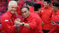 Bakal calon presiden yang diusung PDIP Ganjar Pranowo bersama Ketua Badan Pemenangan Pemilu PDIP Bambang Wuryanto alias Bambang Pacul dalam rapat konsolidasi internal di Sekolah Partai, Lenteng Agung. (Foto: Dokumentasi PDIP).